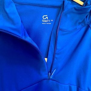 Gap fit athletic shirt